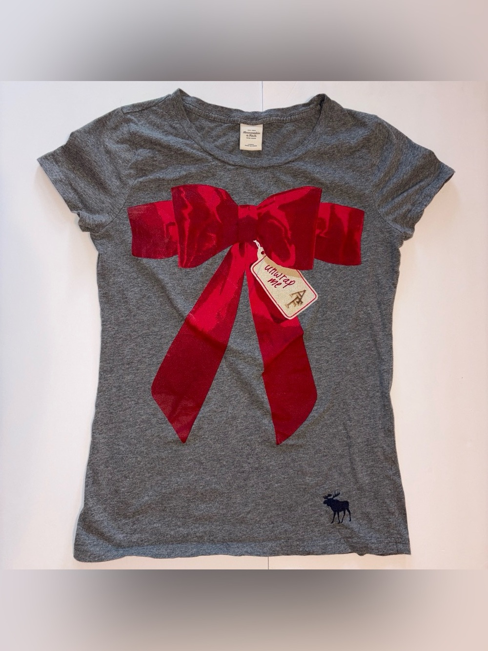 Abercrombie & Fitch 2000s Christmas Unwrap Me Tee with Red Bow Graphic